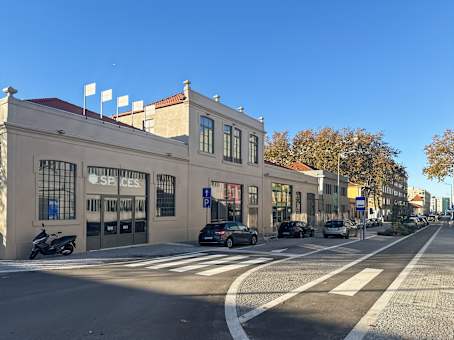 建筑位于马托西纽什Avenida Meneres 640 1