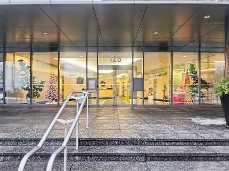 建筑位于Markham125 Commerce Valley Dr W, Suite 802 1