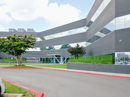 建筑位于Oklahoma City5600 N. May Ave., Suite 310 1