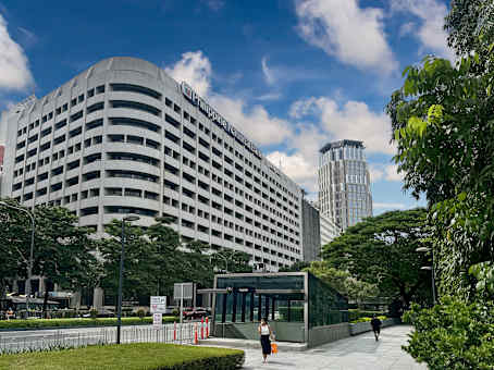 建筑位于MakatiAyala Avenue, PNB Makati Center 1
